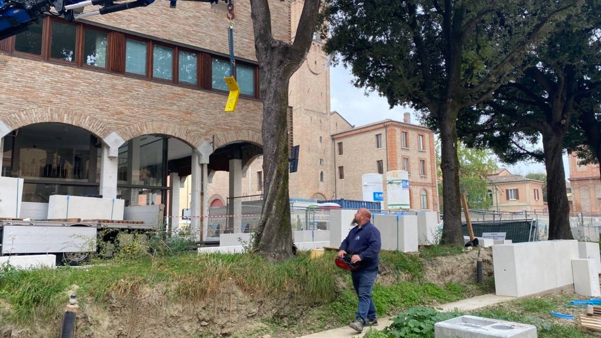 Cesena, cantiere tre piazze: avvio della posa delle aiuole e delle prime sedute di fronte alla Biblioteca