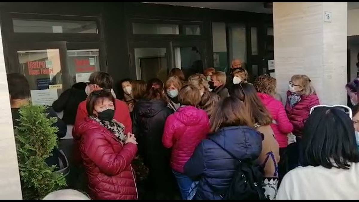 Forlì, in centinaia in fila per abbonarsi al Fabbri: c'è chi ha passato la notte nel ridotto del teatro