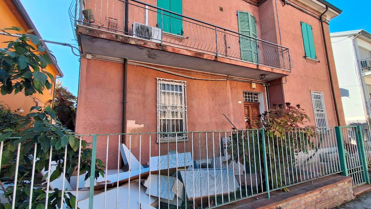 L’ingresso dello studio Setam con scrivanie e mobili accatastati all’esterno
