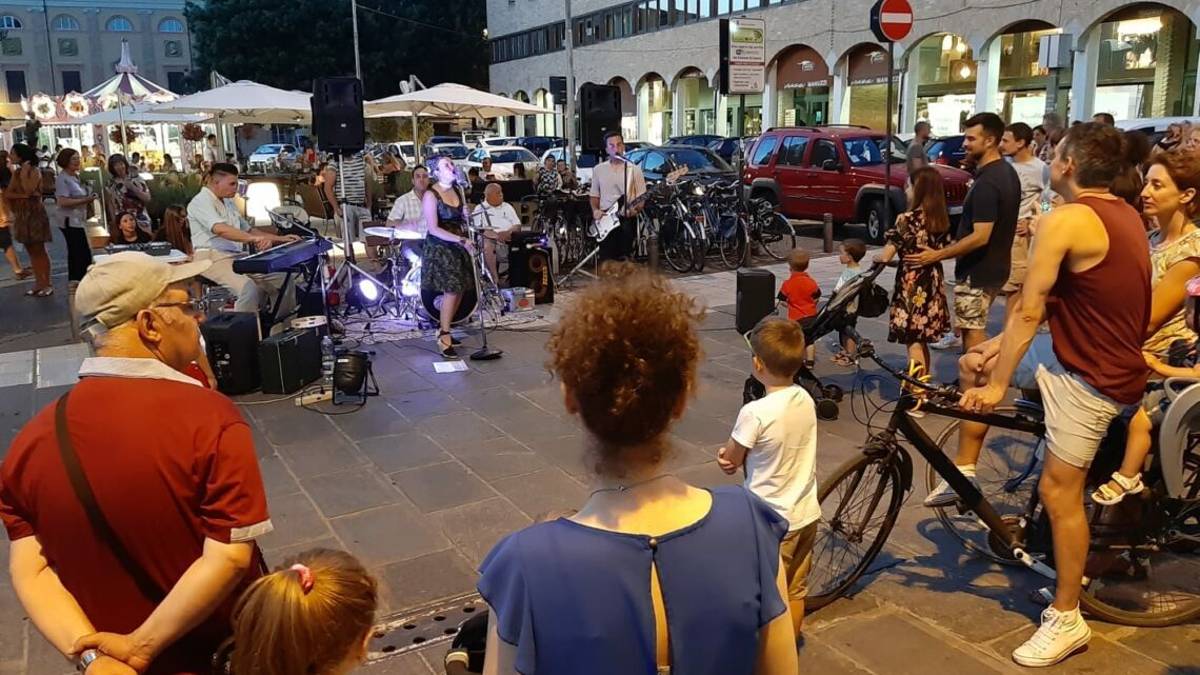 Spettacoli e negozi aperti: tornano i venerdì di luglio a Cesena
