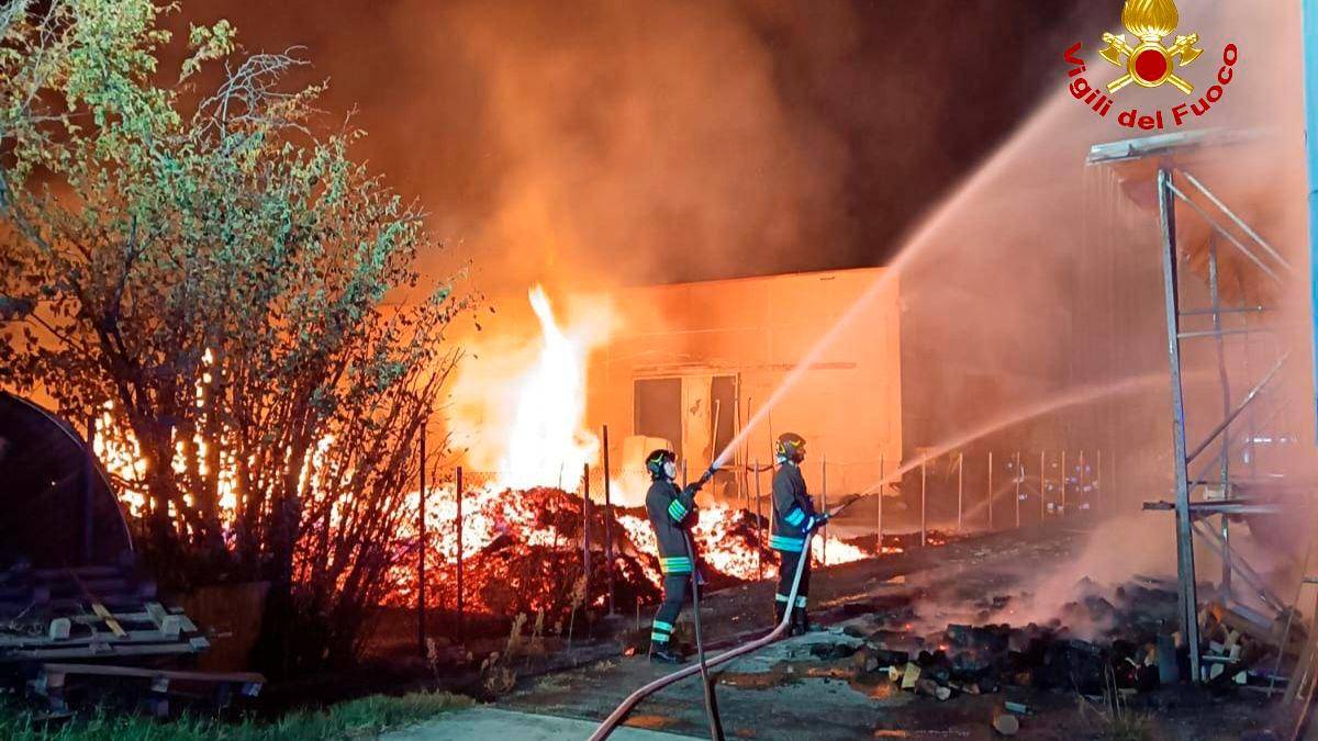 Enorme incendio nella notte a Forlì, sette squadre per domarlo
