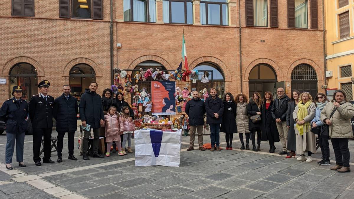 Cesena, un Muro di bambole per sostenere la rete per le donne Well-Fare