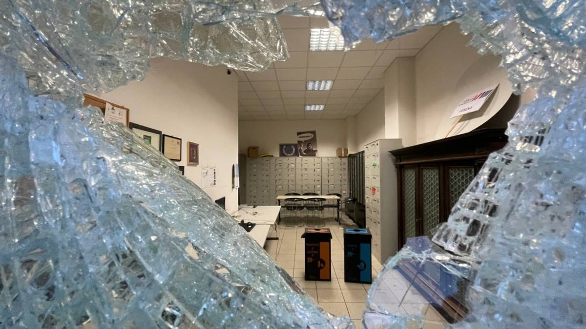 Cesena, ladri alla scuola Versari: rubati pc e scassinati i distributori di snack e bevande
