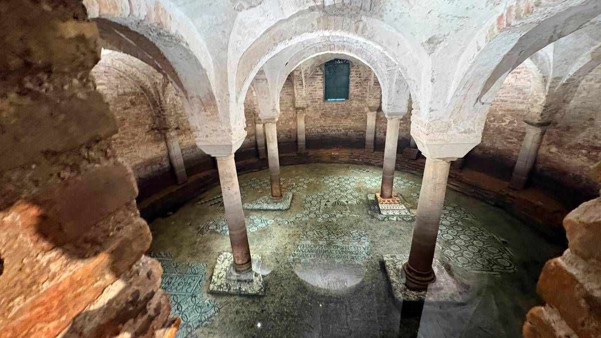 Ravenna, appello delle guide turistiche: “Alghe sul pavimento a mosaico della cripta della Basilica di San Francesco”