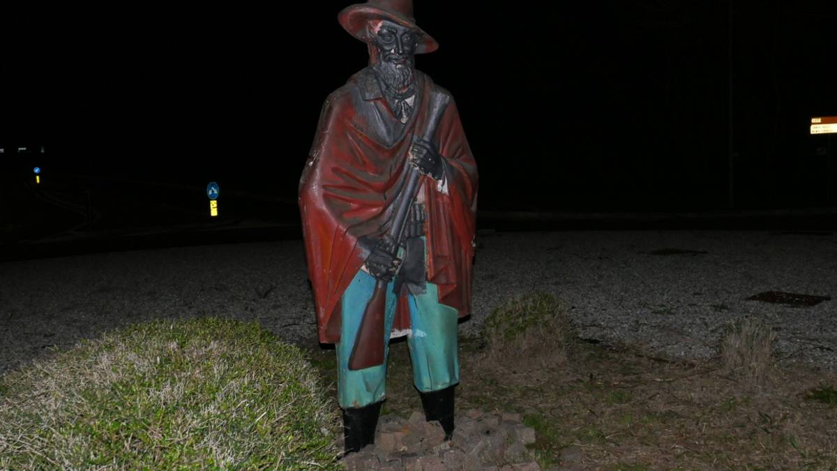 Faenza, vandalizzata la statua del Passatore: Fu uno stupratore e viene celebrato