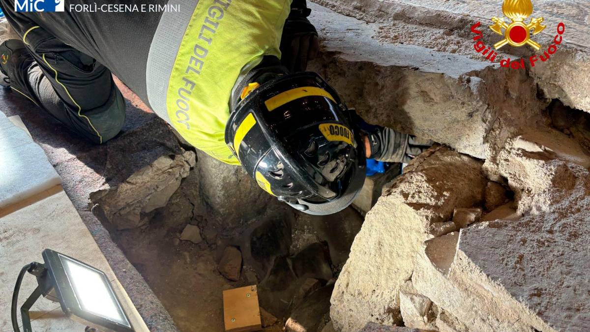 Sotto il mosaico c’è un problema: alla Domus del Chirurgo di Rimini intervengono i Vigili del Fuoco