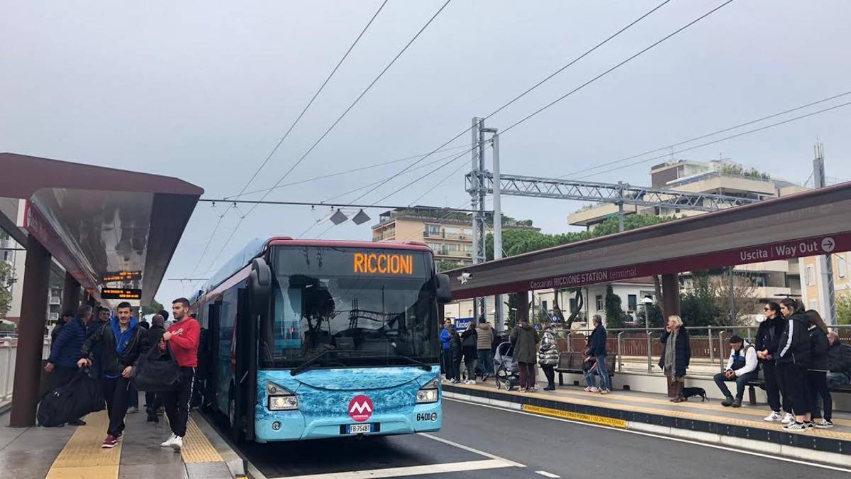 Rimini. Tanta gente sul Metromare, da domani si paga