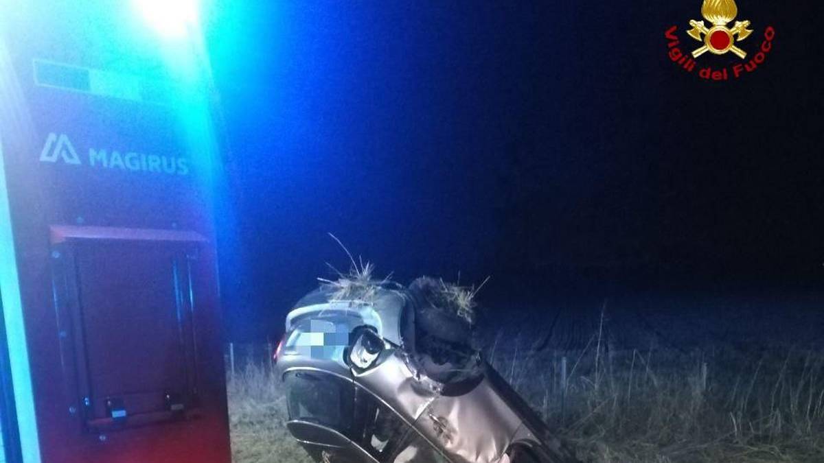 Cesena, si ribalta in autostrada nella notte: 25enne miracolato e illeso