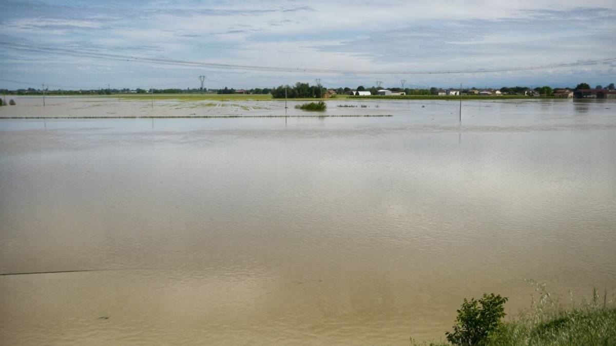 Alluvione Bassa Romagna, rotture controllate negli argini per limitare gli allagamenti