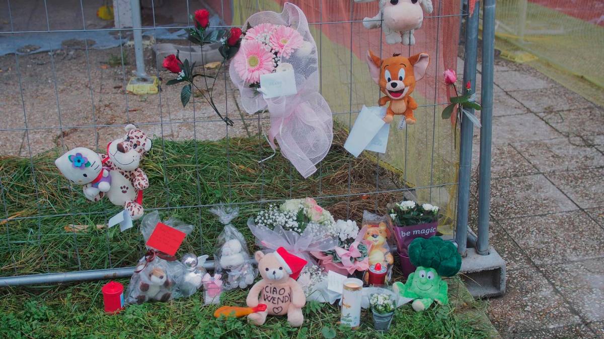 Bimba uccisa dalla mamma a Ravenna, i turbamenti di Giulia: «Ecco perché ho dovuto farlo». I peluche davanti al condominio - Gallery