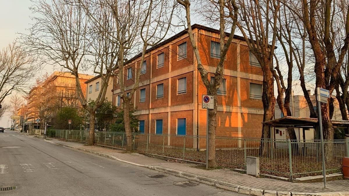 Cesenatico, demolizione dell'ex scuola, al suo posto 100 parcheggi