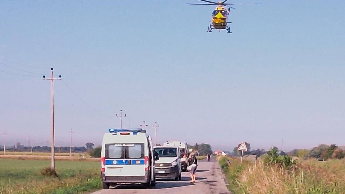 Ravenna, cammina per la strada e viene colpita alla testa dallo specchietto di un pulmino