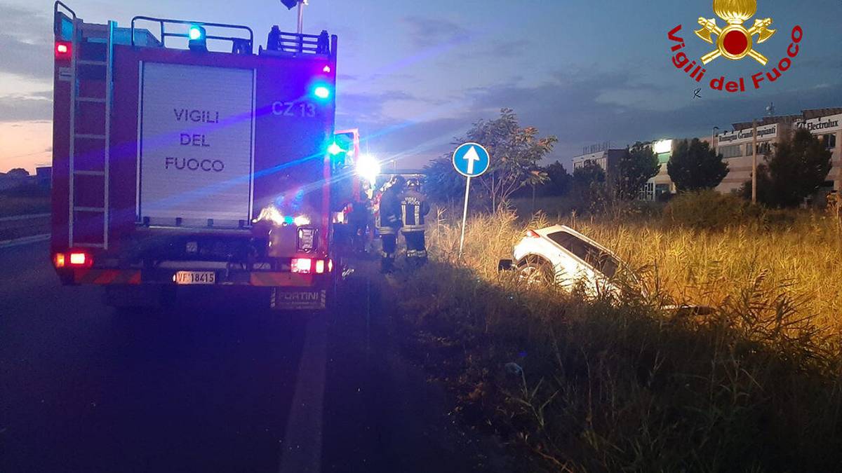 Cesenatico, finisce con l'auto nel fosso: intervengono i Vigili del Fuoco