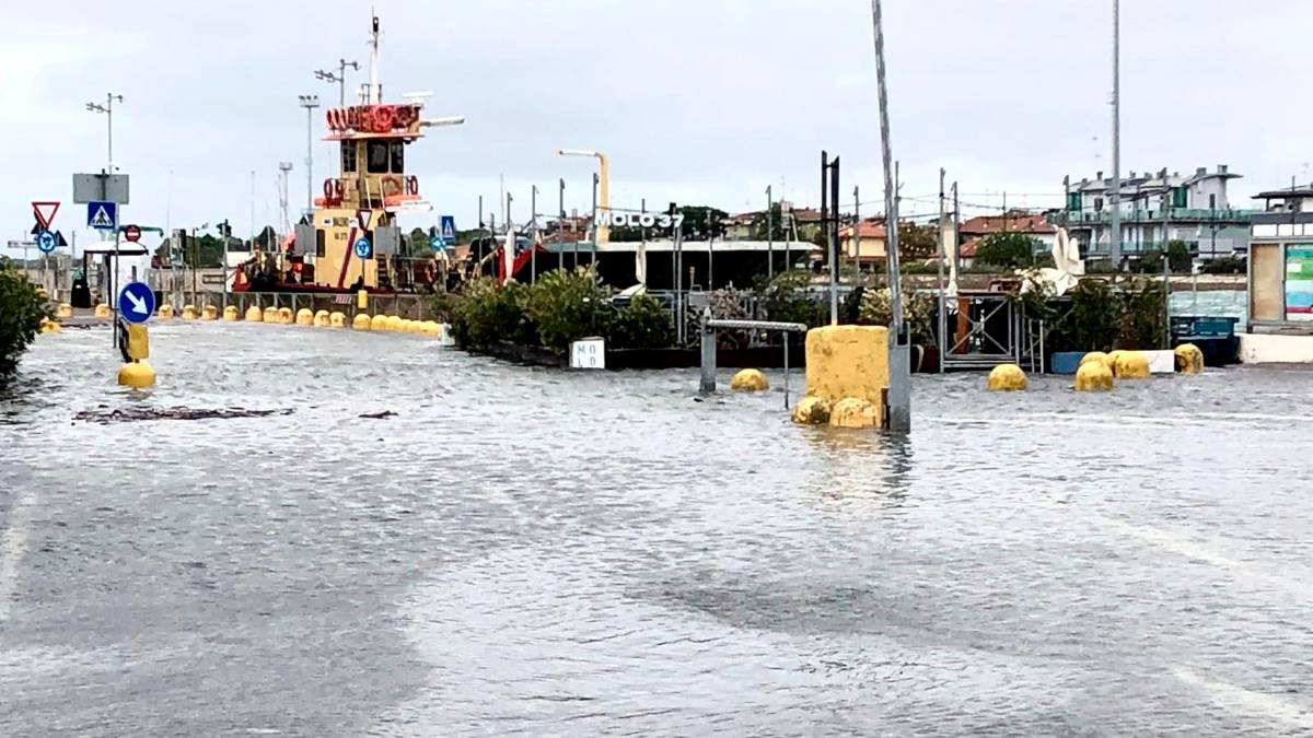 Maltempo Ravenna, disastro in spiaggia: il mare allaga decine di stabilimenti