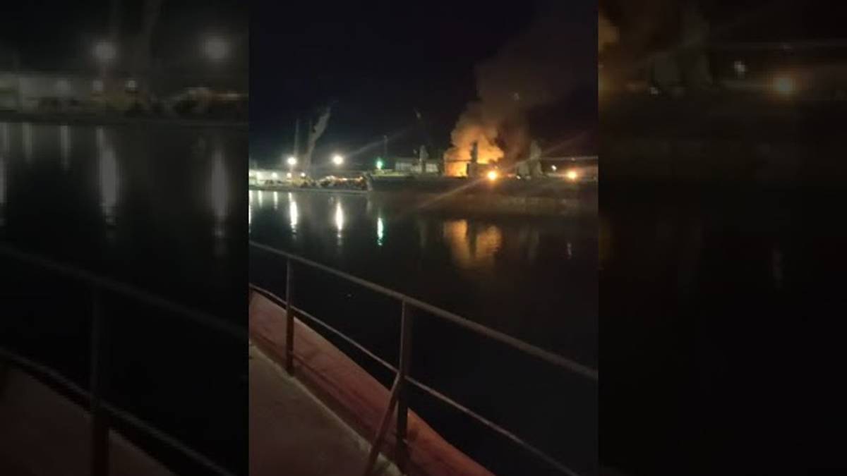 Ravenna, incendio: a fuoco una gru su una nave al porto VIDEO