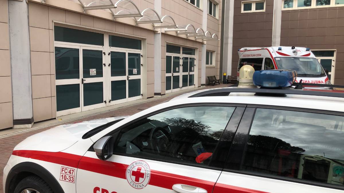 Cade e sbatte la testa in obitorio a Cesena: gravissimo 47enne