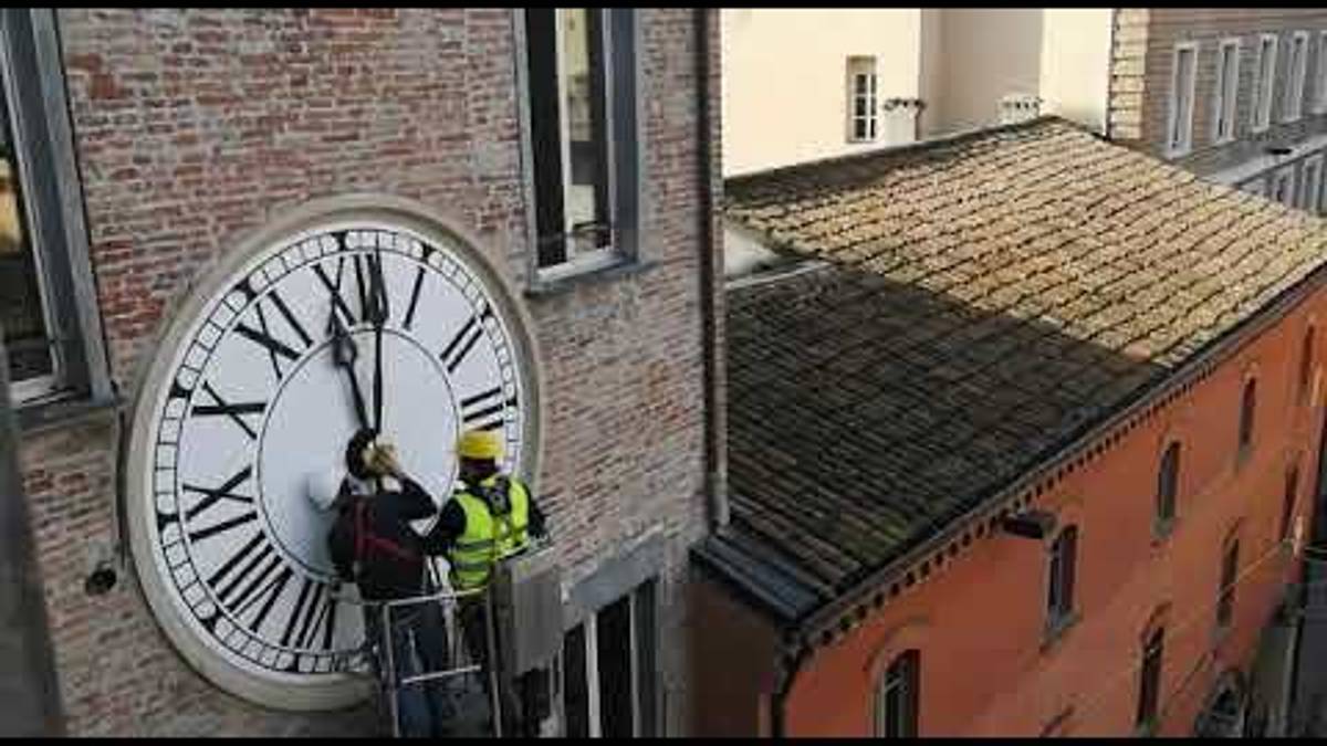 Imola, tornano i rintocchi dell'orologio grazie a ditta del Vaticano