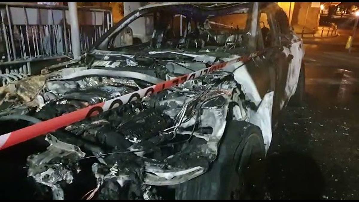 Rimini, a fuoco l'auto di Claudio Paesani VIDEO
