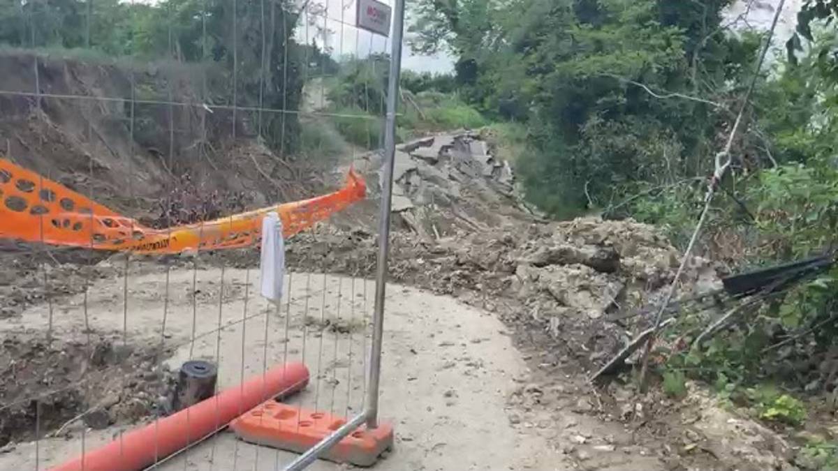 Cesena, la frana e la voragine impressionante in via Montereale VIDEO