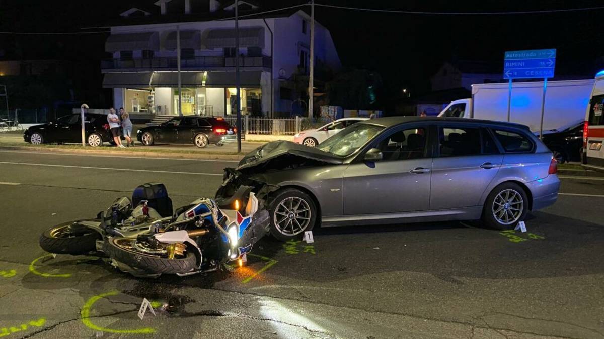 Savignano: paura per un centauro sulla via Emilia