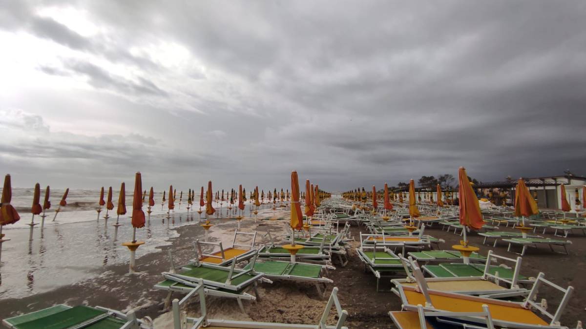 Maltempo a Cesenatico, mare in burrasca e porte vinciane chiuse VIDEO