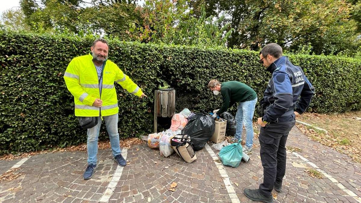 Faenza. Rifiuti abbandonati illegalmente: aperti i sacchi, rintracciati e multati 20 proprietari