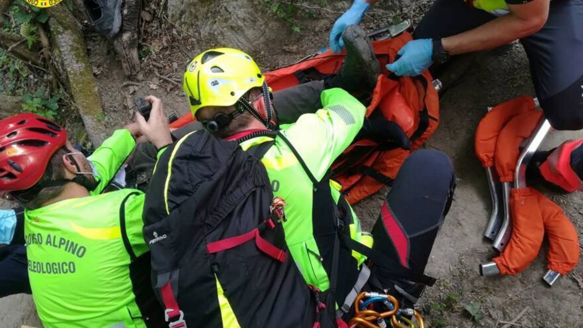 Riolo Terme, 60enne cade portando a spasso il cane nel bosco