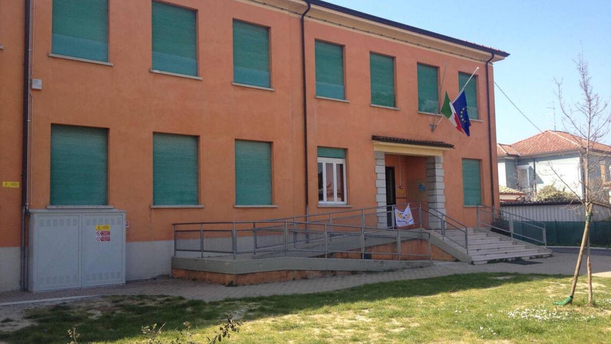 Scuola elementare di Cesena prepara un anno in trasferta per lavori