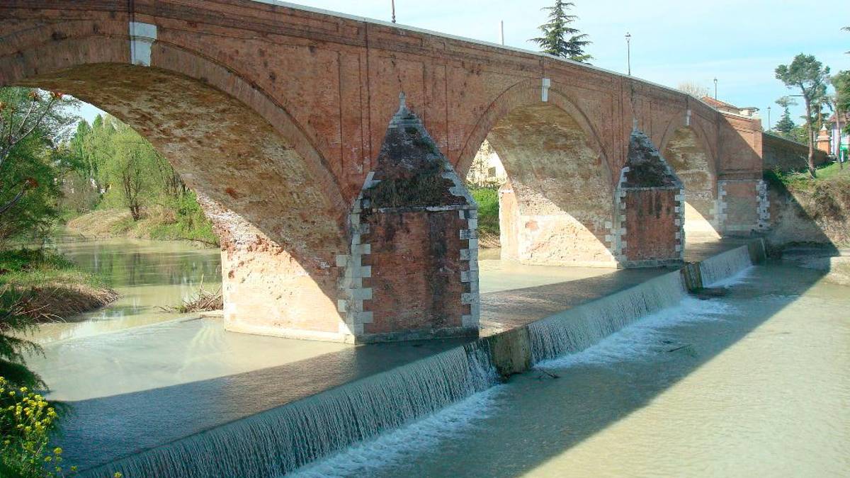 Cesena, chiusa al traffico una corsia del Ponte Vecchio giovedì 29 ottobre