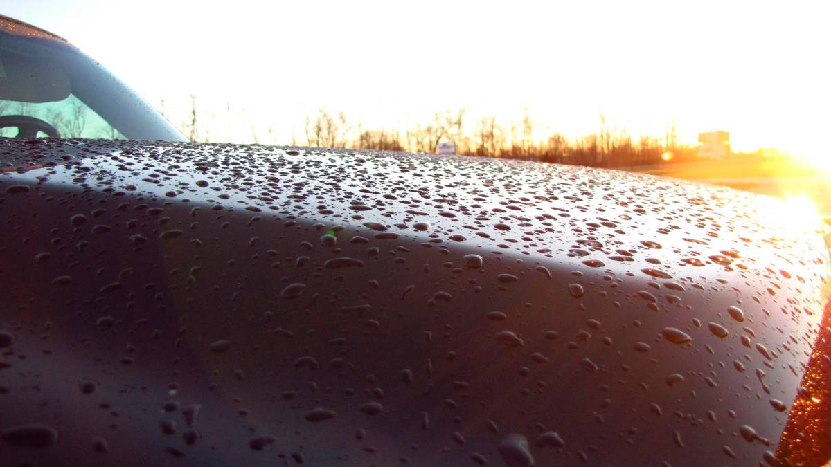 Grandine e forti temporali estivi: l’importanza di proteggere la carrozzeria dai danni del meteo