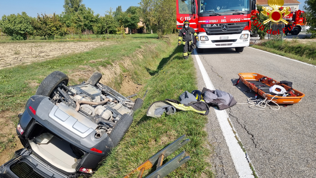 Forlì, l'auto si ribalta e finisce nel fosso in via Cavedalone