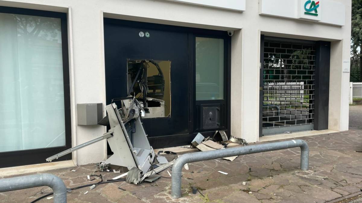 Budrio di Longiano, furto nella notte: sradicato il bancomat alla Credit Agricole VIDEO GALLERY