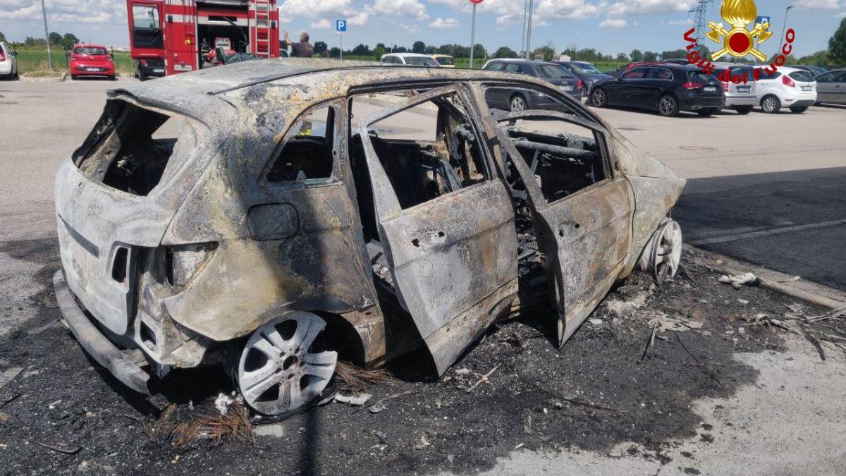 Castel San Pietro, l'auto va a fuoco mentre sta parcheggiando