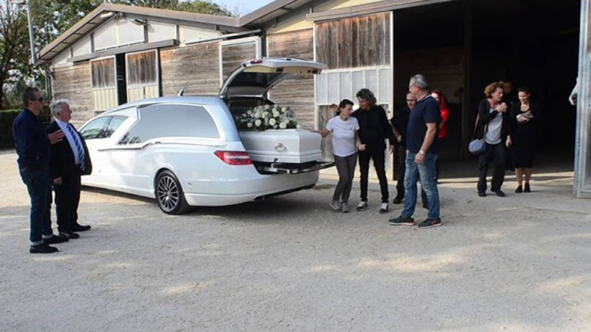 Lugo, morto a 15 anni: il corteo di Samuele al centro ippico dal suo cavallo preferito VIDEO