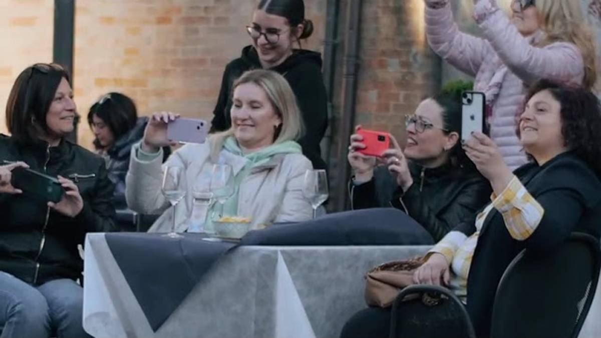 Ravenna, proposta di matrimonio in centro con musica e ballerini