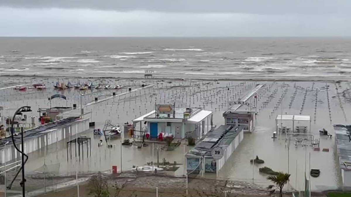 Maltempo a Rimini, la spiaggia non si vede più VIDEO