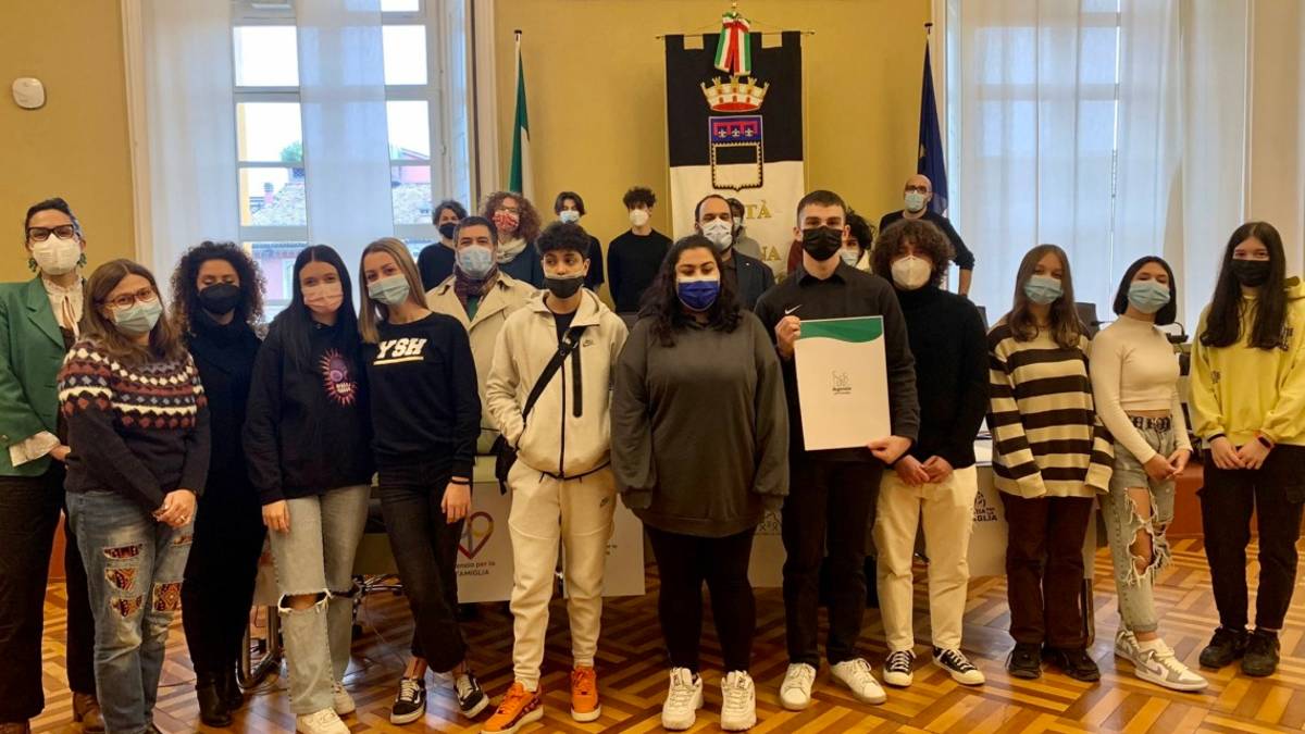 Cesena, il nuovo logo dell'agenzia per la famiglia creato dagli studenti del Versari