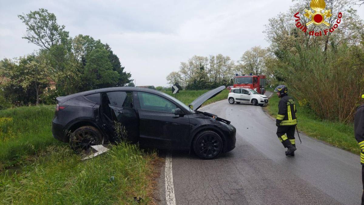 Savignano, incidente e l'auto resta in bilico sul fosso: intervengono i Vigili del Fuoco volontari