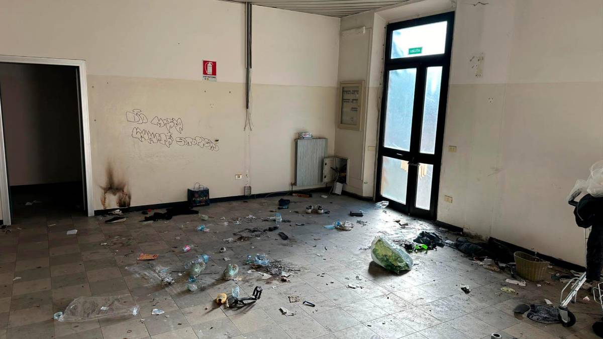 Forlì, ex scalo merci stazione: controlli anti-degrado in mezzo e brande e bivacchi e una denuncia