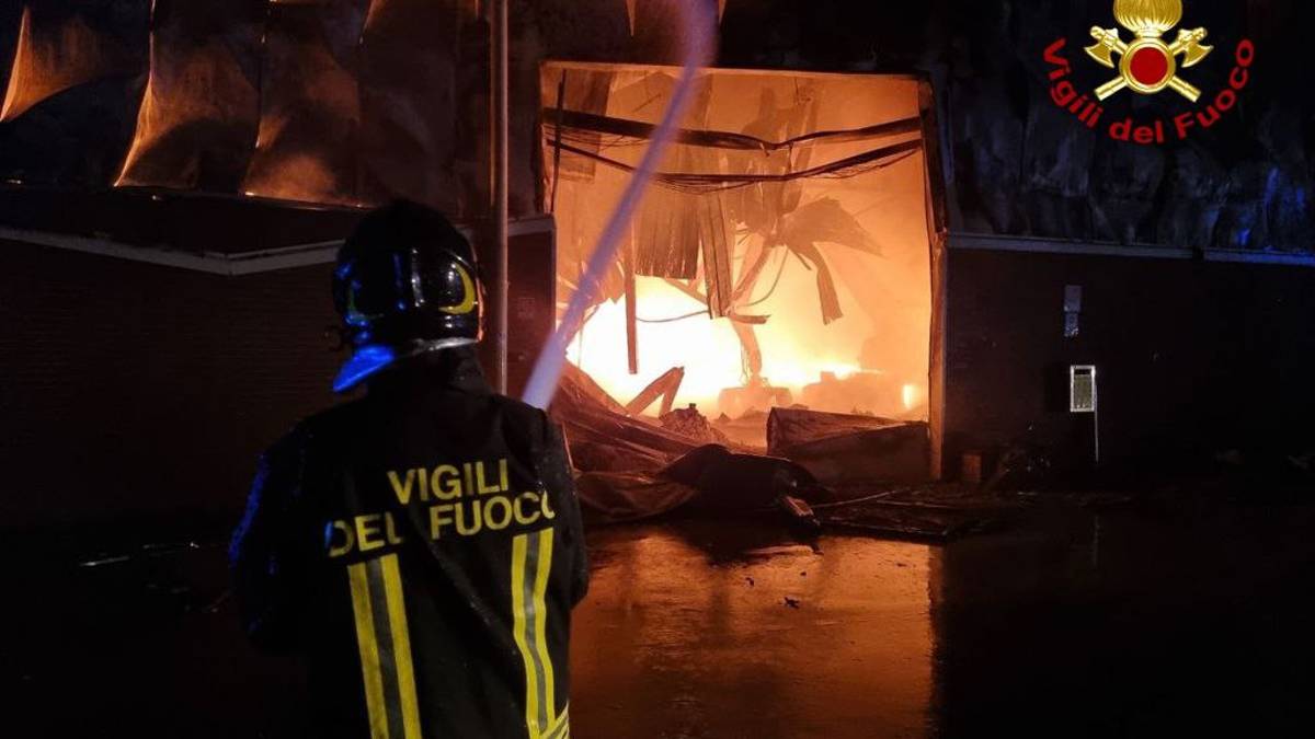 Incendio devastante al centro smaltimento rifiuti di Sogliano VIDEO
