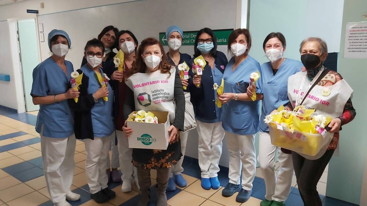 Forlì, 8 marzo, un fiore dai volontari Ior alle donne dell'ospedale