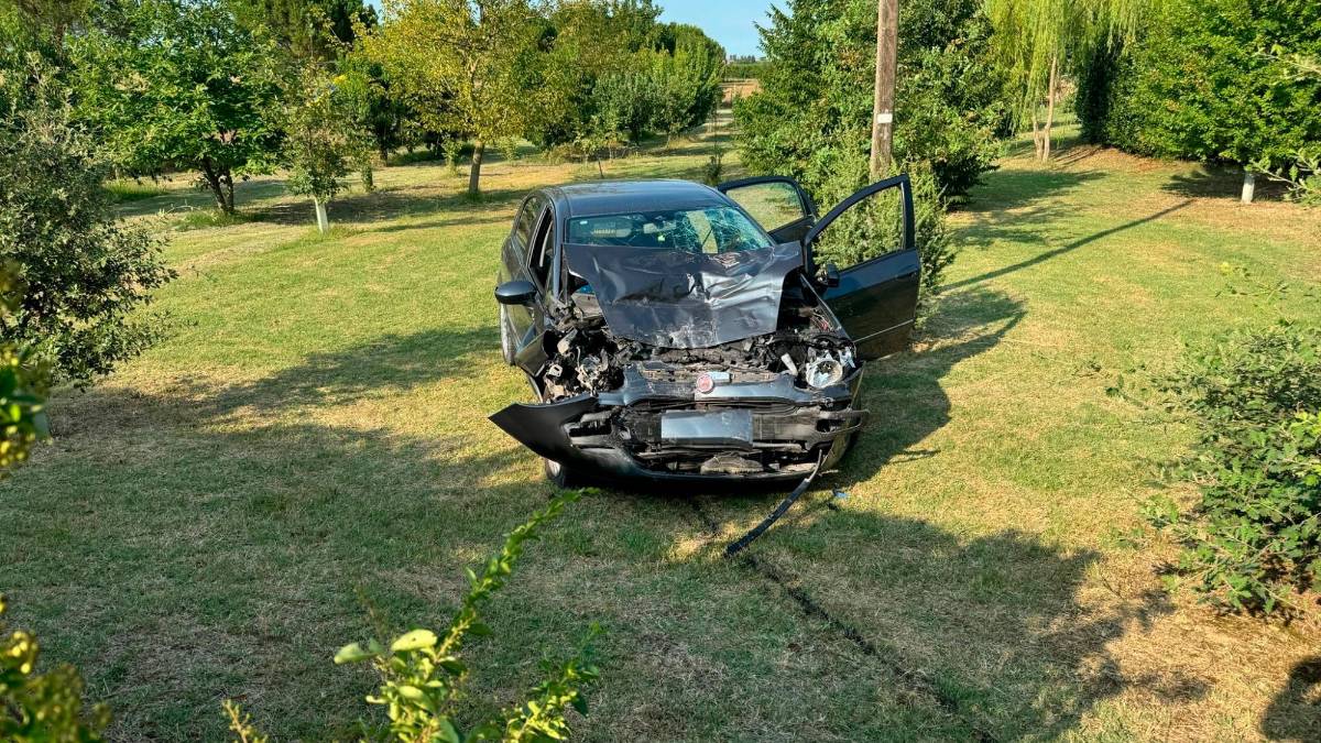 Incidente tra auto e camion: grave un 54enne in via Settecrociari a Cesena