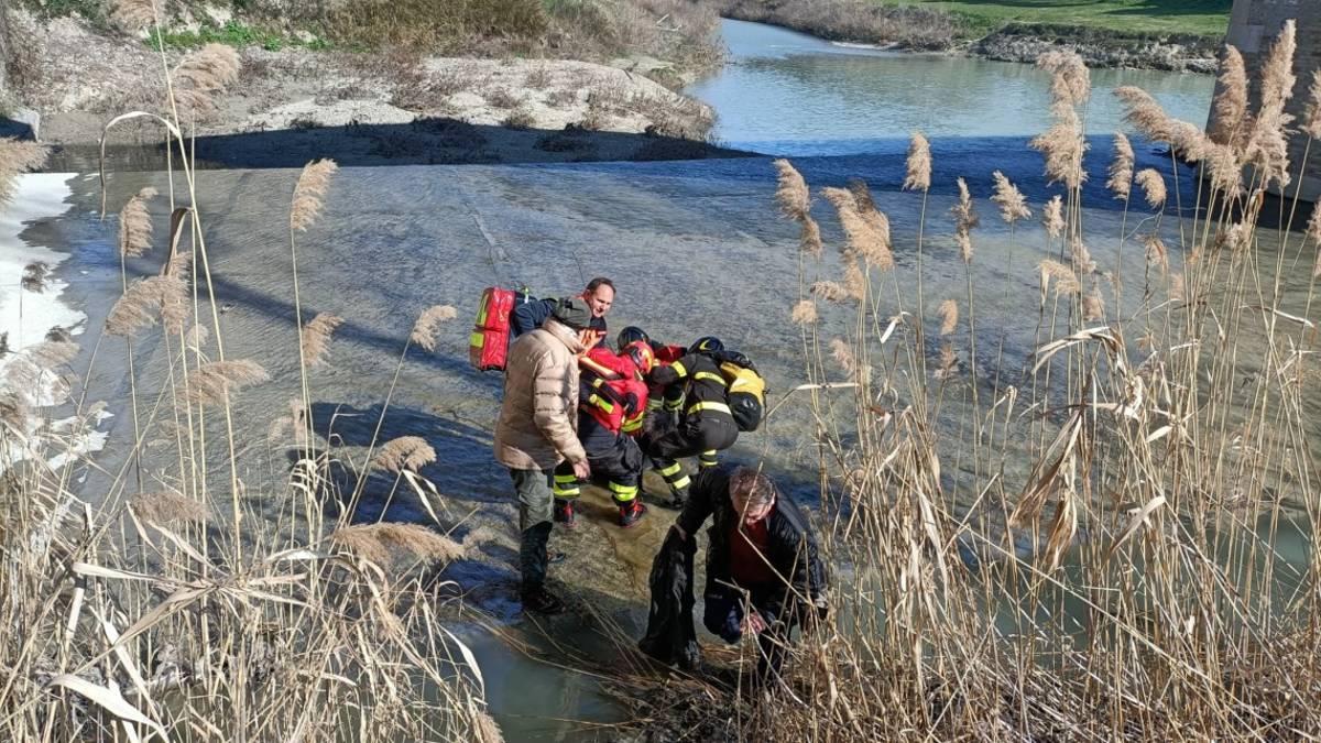 Cesena, tenta il suicidio dal Ponte Vecchio: salvato da un Vigile del Fuoco fuori servizio