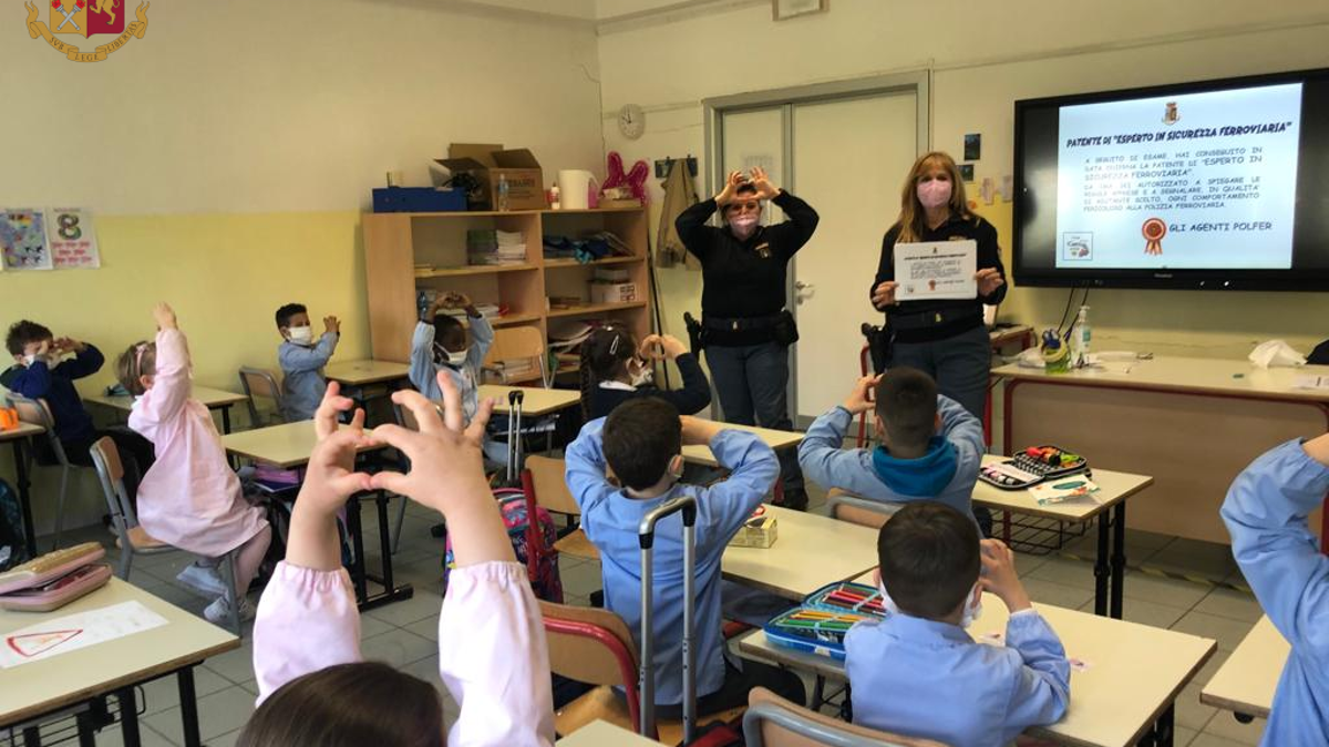 Rimini, la polizia a scuola per la cultura della sicurezza sui treni