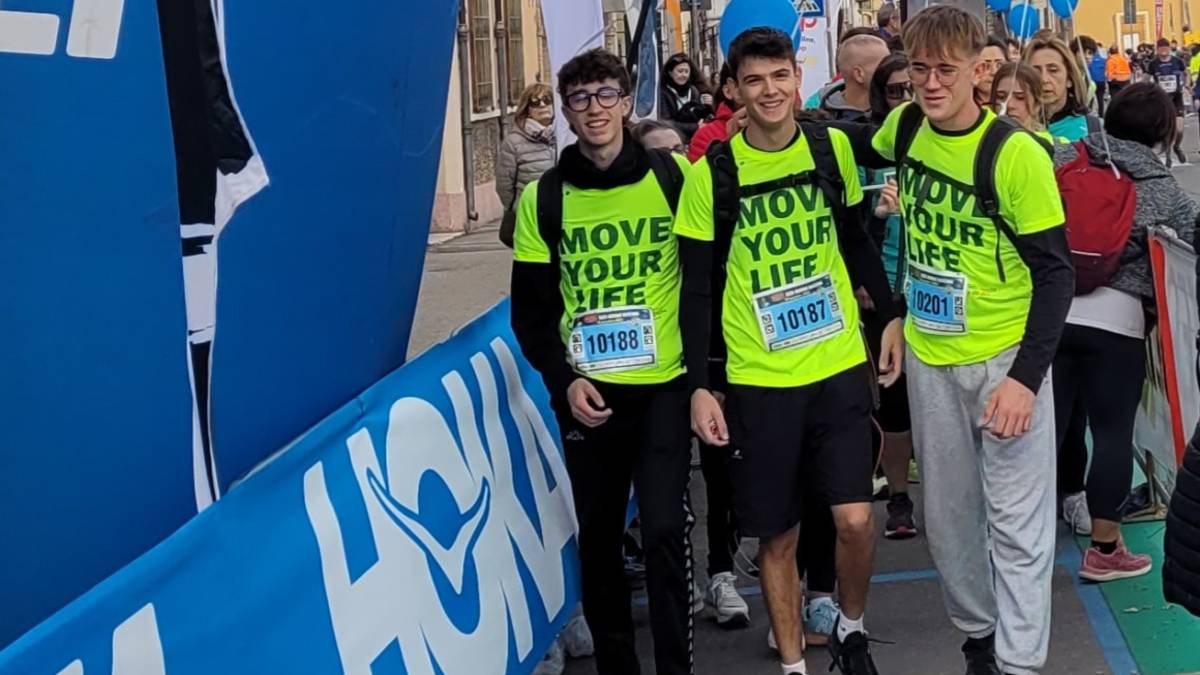 Tommaso alla maratona di Ravenna con i compagni di classe nonostante il tumore al ginocchio: 69mila euro allo Ior - Gallery