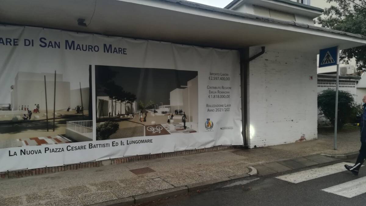 San Mauro Mare, senzatetto si fa casa all'ex arena
