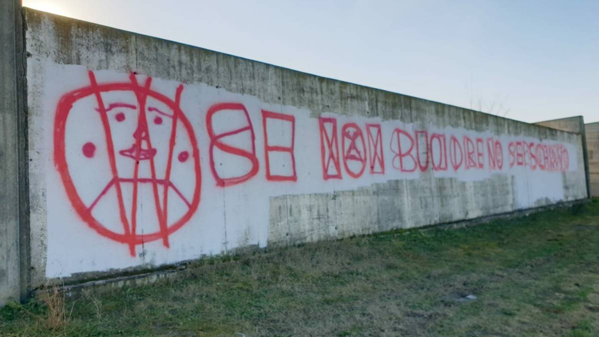 Lugo, battaglia sui muri tra No vax e Sì vax