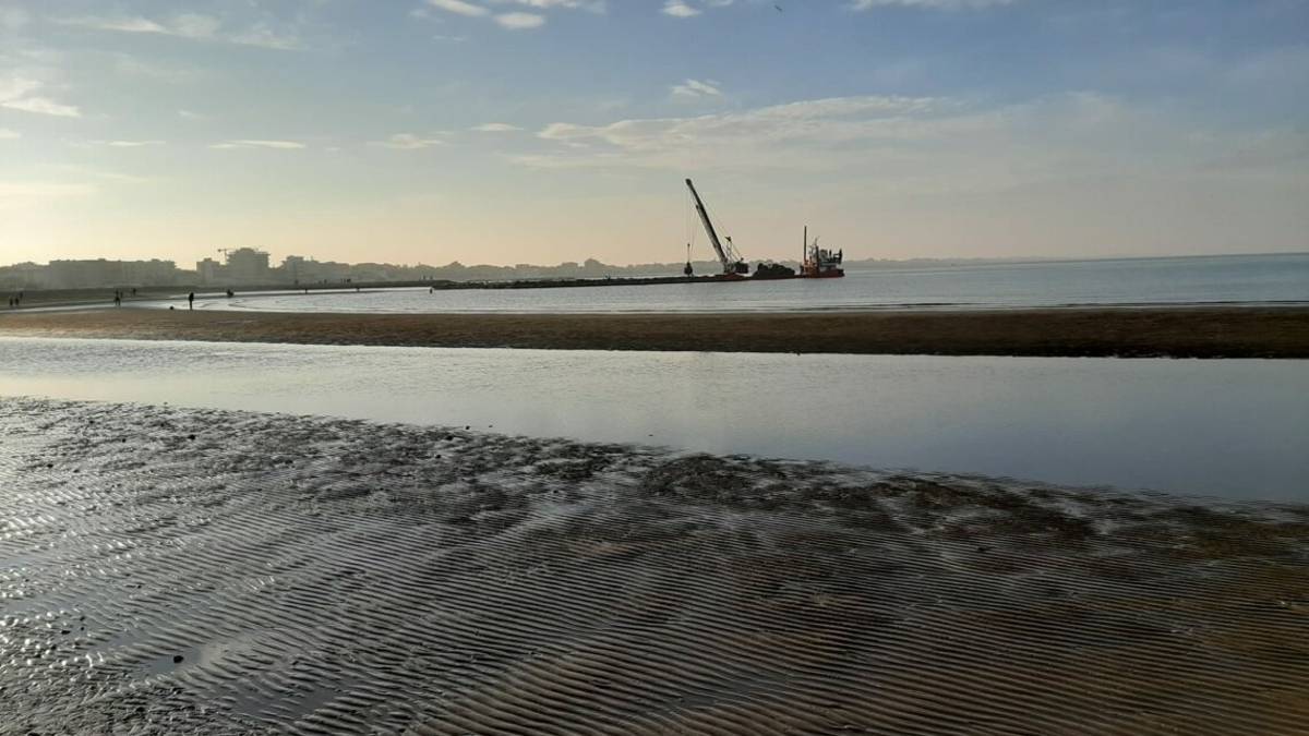 Rimini. San Giuliano Mare liberato dalla scogliera a L
