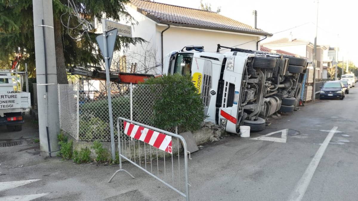 Santarcangelo, camion gru si ribalta e trancia i cavi della linea elettrica