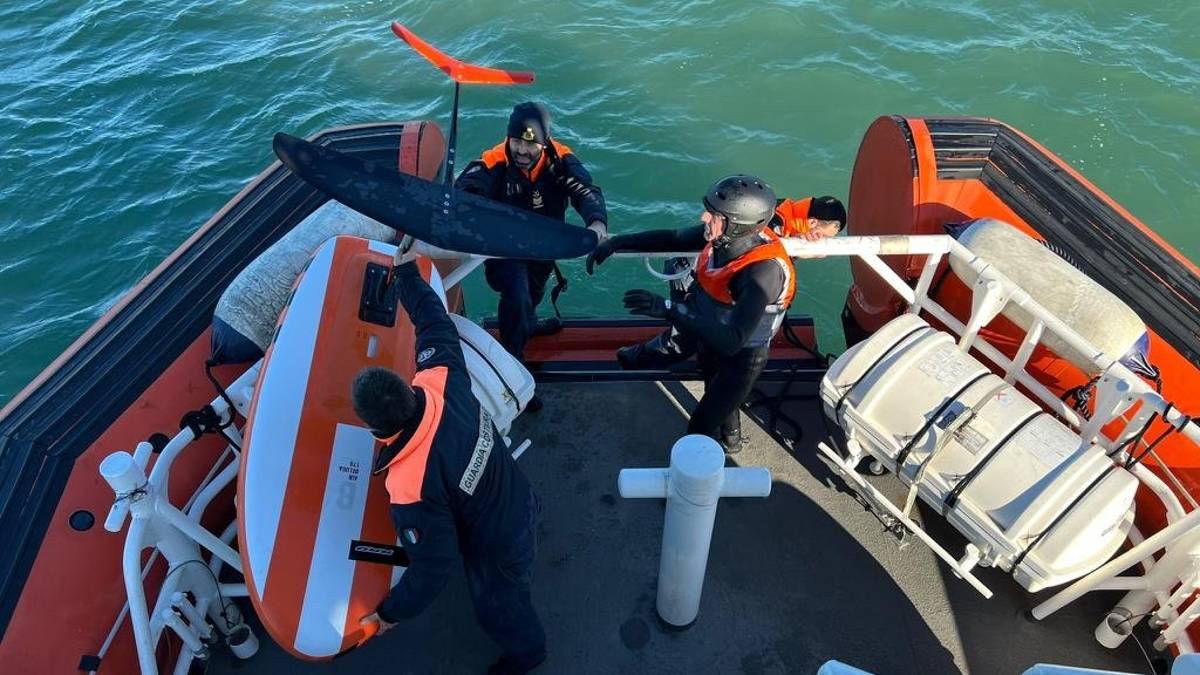 Ravenna, 56enne surfista imolese salvato dalla Guardia Costiera VIDEO